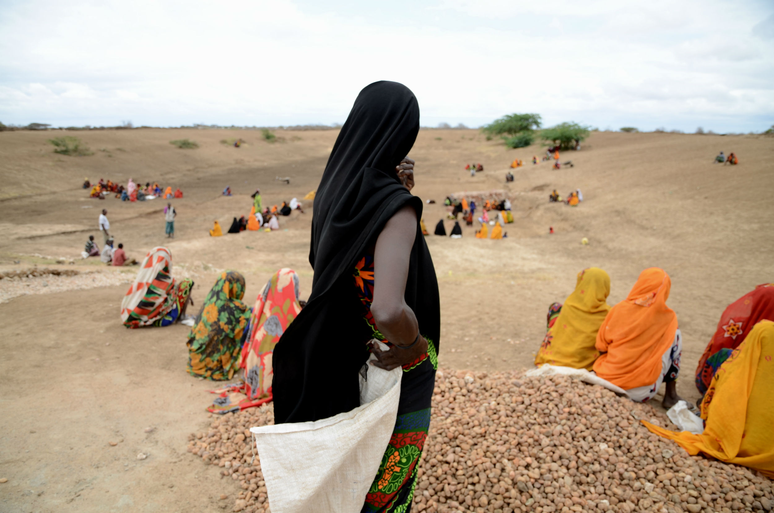 Frauen beim Bau einer Erosionsschutzmauer in Kenia. 