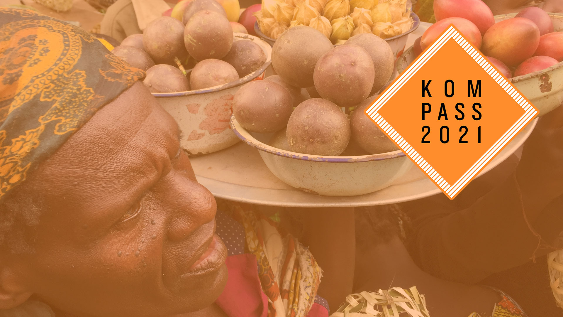 2017-kompass-markt-frauen-fruechte-congo-drc-logo_C_welthungerhilfe.jpg Verkauf auf einem Markt im Kongo: Frauen halten Tabletts mit Obst in die Höhe. Oben rechts ist das "Kompass 2021"-Logo.