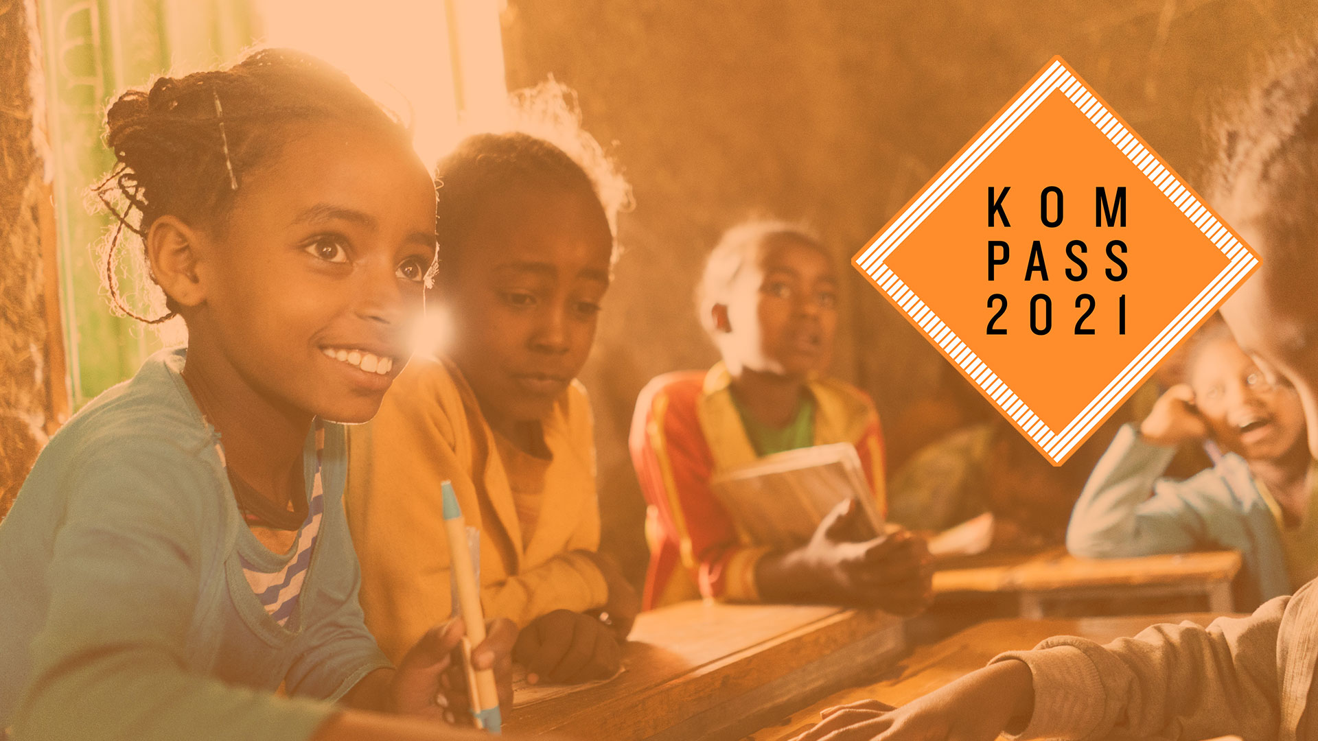 2017-kompass-schule-unterricht-maedchen-aethiopien-logo_C_wiards.jpg Mehrere Mädchen mit Schulbüchern und Stiften beim Unterricht. Oben rechts ist das "Kompass 2021" Logo.