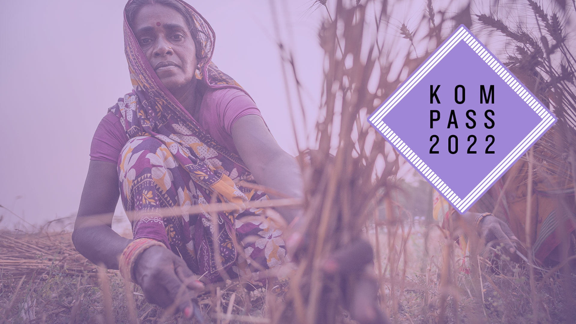 2022-kompass-kleinbaeuerin-nepal-logo_C_Opladen.jpg Eine Frau bei der Getreideernte in Nepal. Oben rechts ist das Logo des Kompass 2022 eingeblendet.