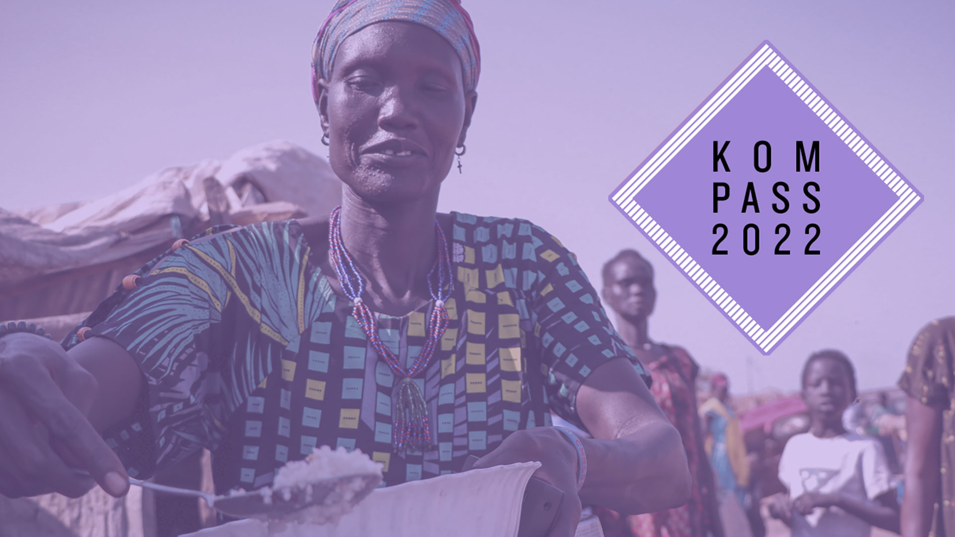 2022-kompass-lebensmittel-verteilung-suedsudan-logo_C_Welthungerhilfe.jpg Eine Frau füllt eine Schüssel mit Reis. Oben rechts im Bild ist das Logo des Kompass 2022