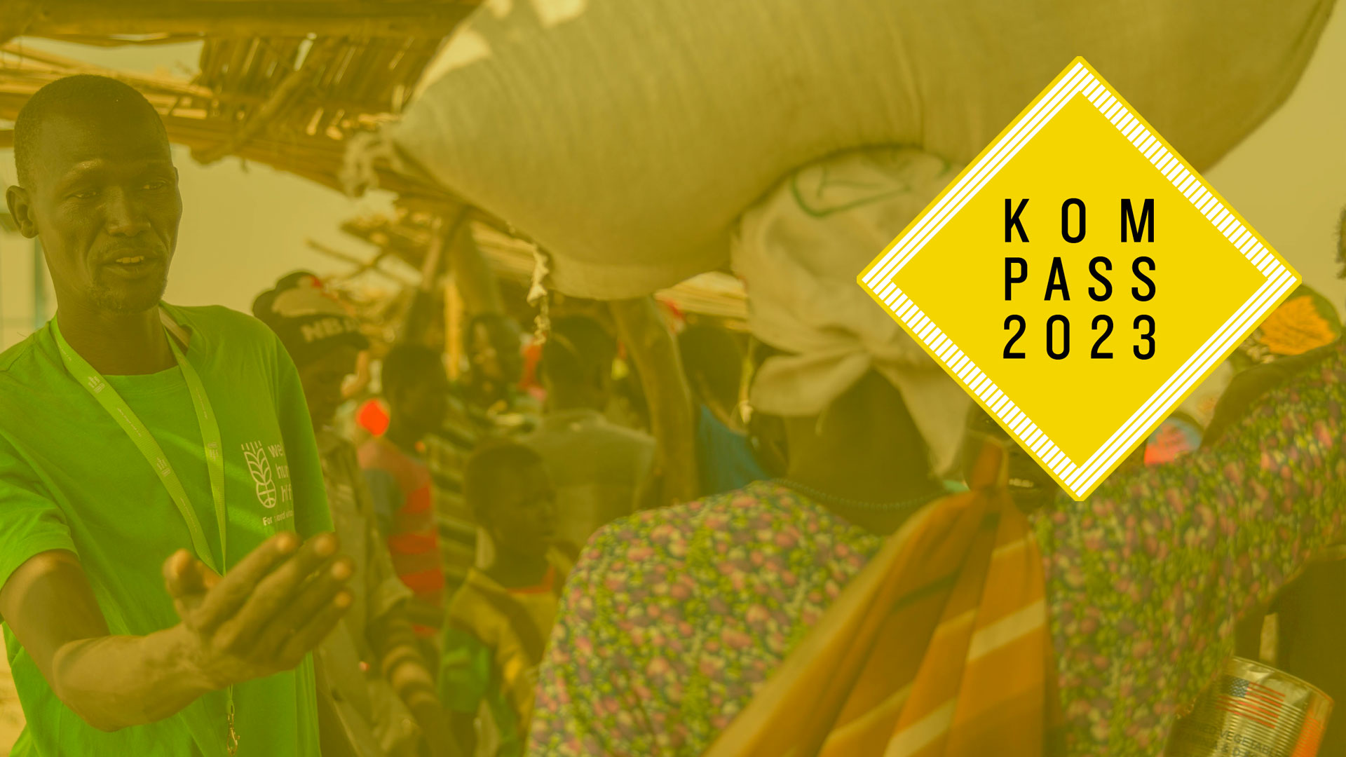 Kompass 2023: Entwicklungsfinanzierung in der aktuellen Krise Ein Mann in Welthungerhilfe-T-Shirt verteilt Hilfsgüter in Bentiu, Südsudan. Oben rechts ist das Logo des Kompass 2023 eingeblendet.