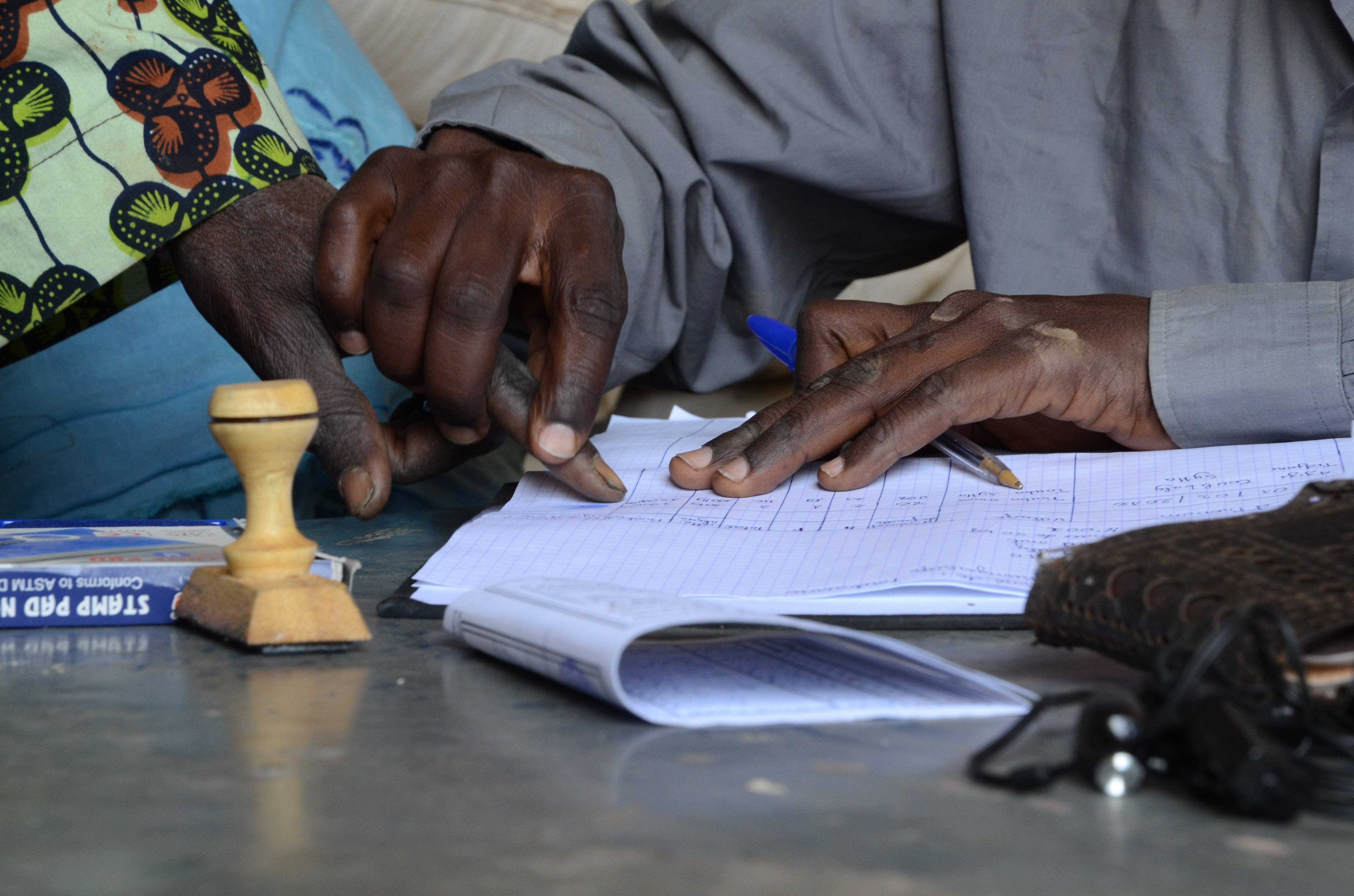 Verteilung von Hirse in Niger, 2012. Der Empfang wird per Fingerabdruck auf einer Liste bestätigt.