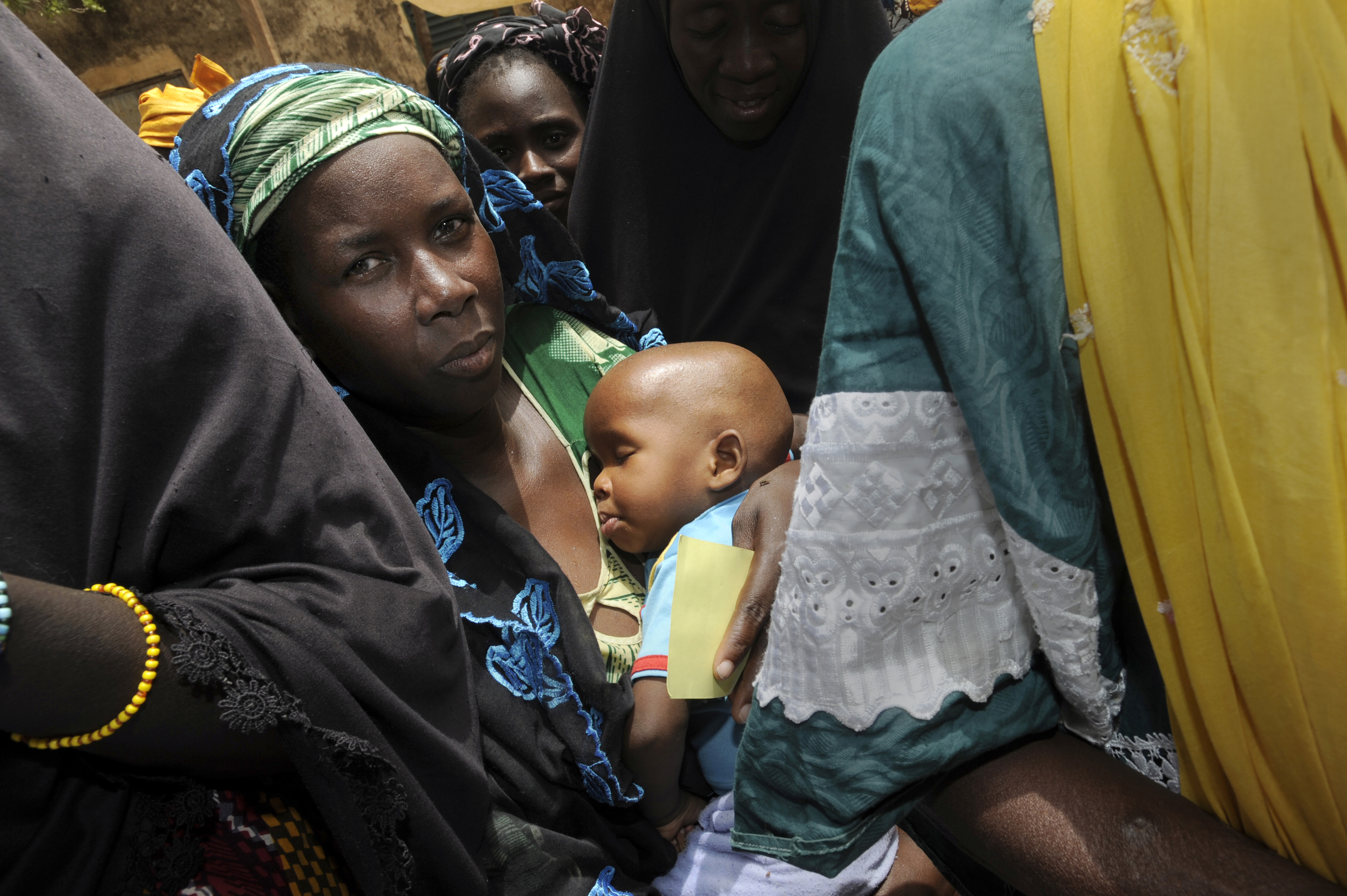 Eine Mutter mit ihrem Baby in Mali