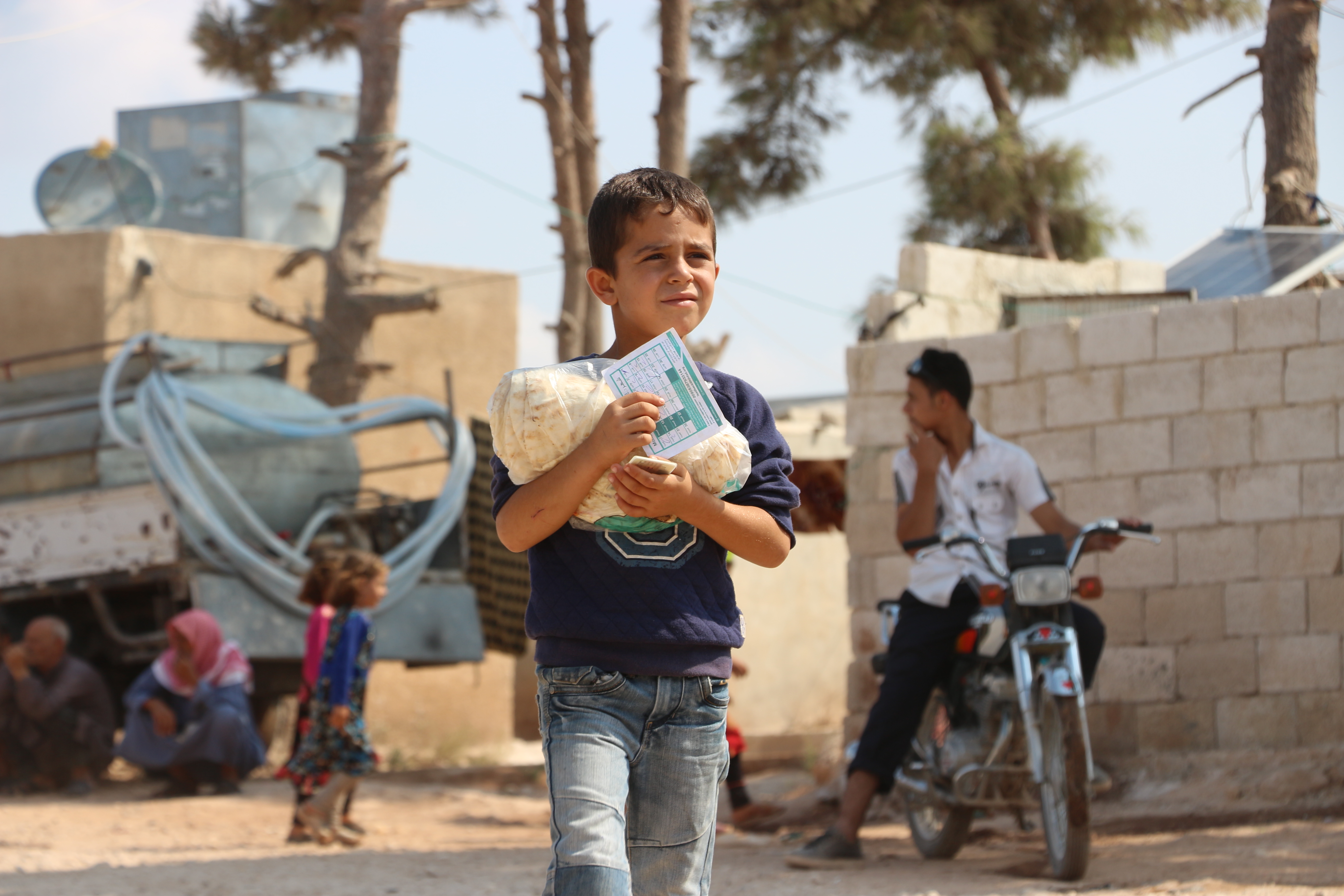 Ein Junge trägt Brot, Syrien 2019.