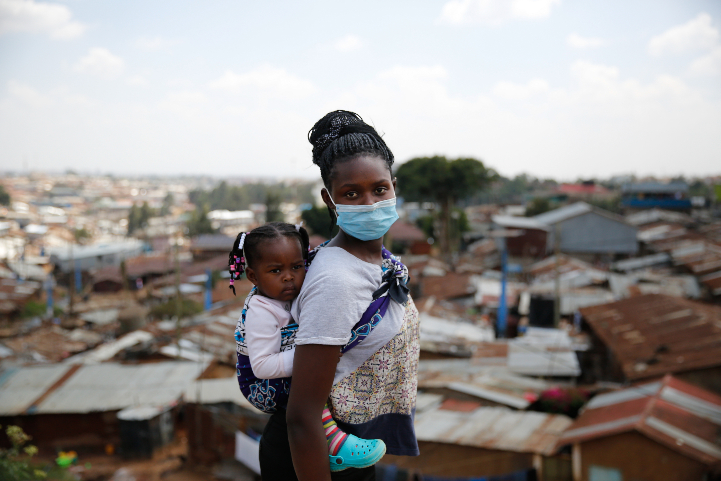 Eine Frau mit ihrem Kind und Maske, Kenia 2020.